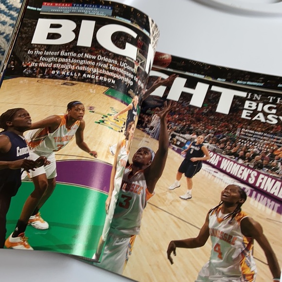 Vintage Sports Illustrated UCONN Huskies Championship 2004 - Picture 6 of 6